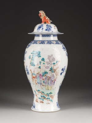 Bild EINE KANTON FAMILLE-ROSE VASE UND DECKEL