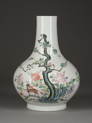 Auktion 148<br>EINE FAMILLE ROSE FLASCHENVASE