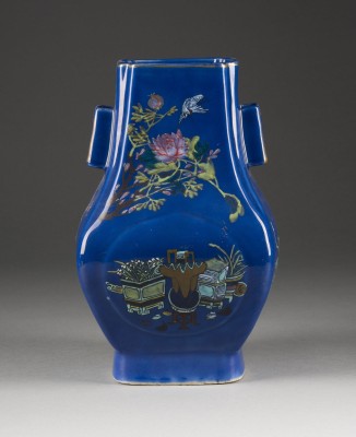 Auktion 148<br>EINE BLAU GLASIERTE FAMILLE ROSE HU-FÖRMIGE VASE