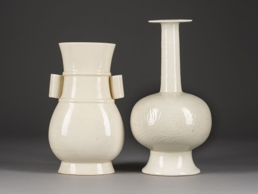 Auktion 148<br>ZWEI DINGYAO-TYP VASEN