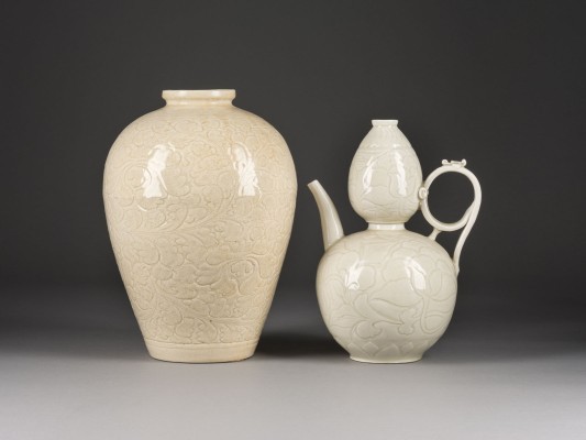 Bild EINE WEISSGLASIERTE KANNE UND EINE CREAMFARBENGLASIERTE VASE