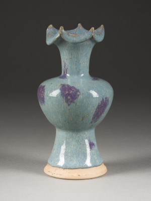Bild EINE VASE IM JUNYAO-STIL MIT FOLIIERTEM RAND