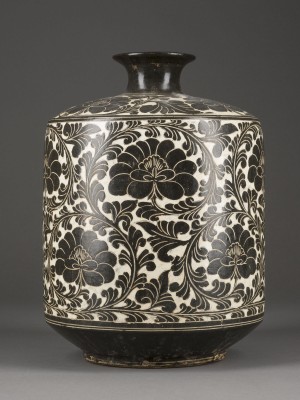Bild EINE GESCHNITZTE VASE VOM CIZHOU-TYP MIT BLUMENDARSTELLUNG