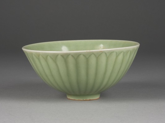 Picture EINE LONGQUAN-SELADONSCHALE MIT LOTUSDEKOR