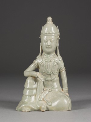 Bild EINE SITZENDE GUANYIN AUS SELADONGLASUR VOM TYP YUEYAO