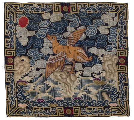 Bild EIN BROKATIERTES RANGABZEICHEN (BUZI) MIT EINEM VOGEL