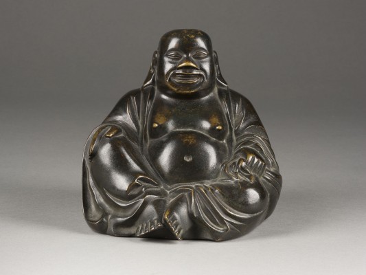 Picture EINE SITZENDE FIGUR DES BUDAI AUS BRONZE