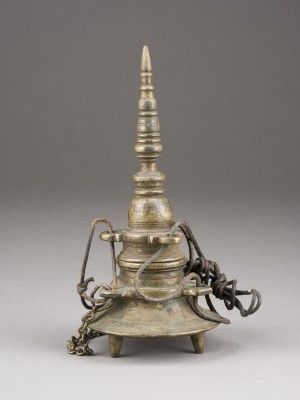 Bild EIN INDISCHER TINTENTOPF IN PAGODENFORM AUS BRONZE