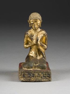 Bild EINE VERGOLDETE KNIENDE FIGUR EINES BUDDHAS AUS BRONZE
