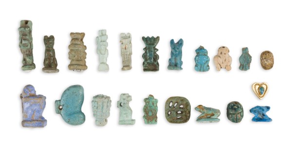 Bild SAMMLUNG VON 22 MINIATUR-AMULETTEN UND PERLEN IN FORM ÄGYPTISCHER GOTTHEITEN UND HIEROGLYPHEN