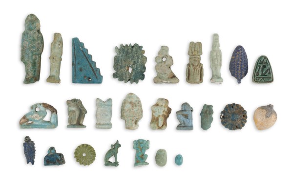 Bild SAMMLUNG VON 25 PERLEN IN FORM VON BLÜTEN, HERZEN UND WEITRAUBEN SOWIE AMULETTEN ÄGYPTISCHER GOTTHEITEN