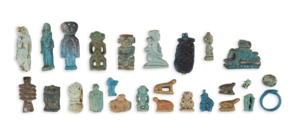 Bild SAMMLUNG VON 26 MINIATUR-AMULETTEN IN FORM ÄGYPTISCHER GOTTHEITEN