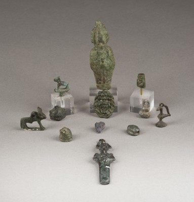 Picture ZWÖLFTEILIGE SAMMLUNG ANTIKER KLEINBRONZEN UND ANHÄNGER
