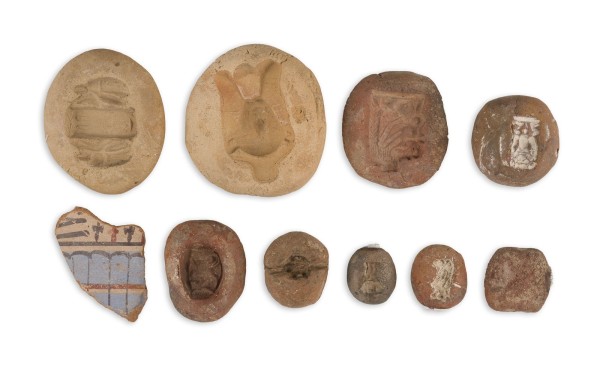 Bild SAMMLUNG VON NEUN AMULETT-MODELN UND EINER SCHERBE