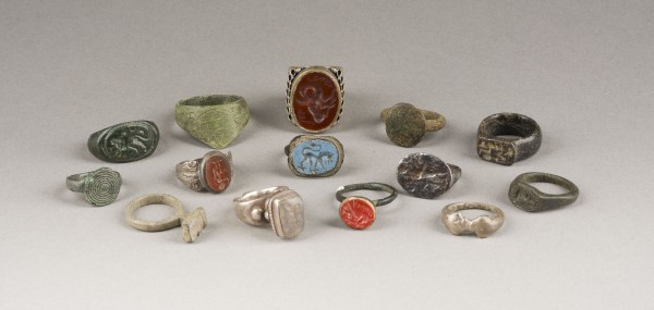 Picture SAMMLUNG VON 14 ANTIKEN RINGEN, TEILS MIT INTAGLIO-GÖTTER- UND TIERDARSTELLUNGEN