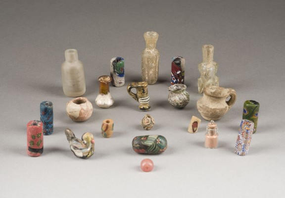 Picture SAMMLUNG VON 18 PERLEN UND DUFTGEFÄSSEN