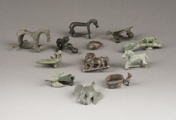 Picture SAMMLUNG VON ZWEI RINGEN UND ZEHN GEWANDFIBELN IN TIERFORM