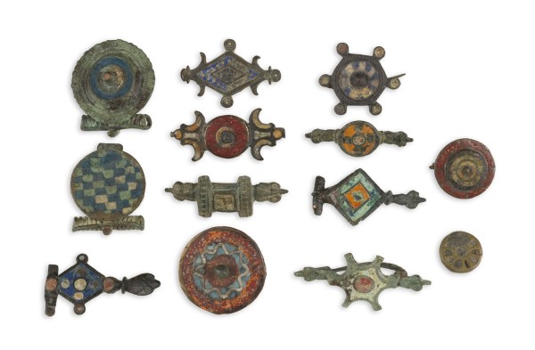 Picture SAMMLUNG VON 13 GEWANDFIBELN MIT GEOMETRISCHEM DEKOR