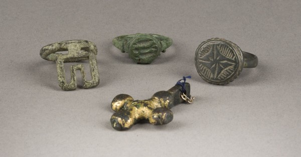 Picture SAMMLUNG VON DREI ANTIKEN RINGEN UND KREUZANHÄNGER