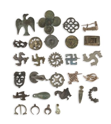 Bild SAMMLUNG VON 28 GEWANDFIBELN IN GEOMETRISCHEN FORMEN UND MIT TIERMOTIVEN