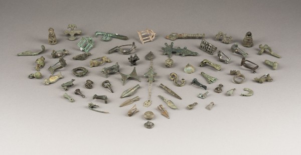 Picture UMFANGREICHE SAMMLUNG VON GEWANDFIBELN, PERLEN, GLOCKEN UND PFEILSPITZEN