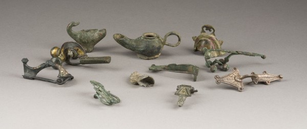 Picture ELF-TEILIGE SAMMLUNG VON GEWANDFIBELN UND ÖLLÄMPCHEN