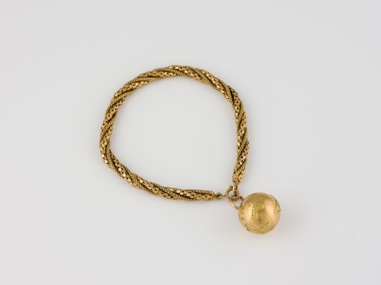 Bild ARMBAND MIT WELT-ANHÄNGER