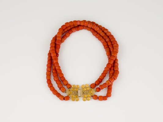 Bild 3-REIHIGE KORALLEN CHOKER KETTE