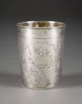 Auktion 150<br>SELTENER BAROCK-BECHER MIT GRAVIERTEN MOHN-BLÜTEN UND BLUMEN