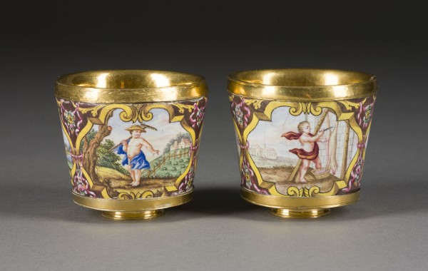 Auktion 150<br>PAAR FEINE EMAIL-BECHER MIT JAHRESZEITEN-ALLEGORIEN: SOMMER UND WINTER
