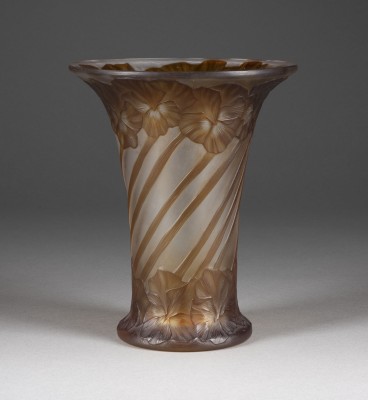 Auction 150<br>VASE MIT STIEFMÜTTERCHEN