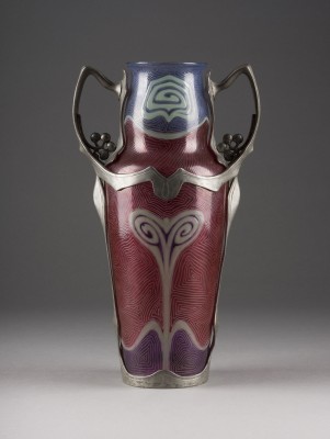 Auction 150<br>VASE MIT MONTIERUNG
