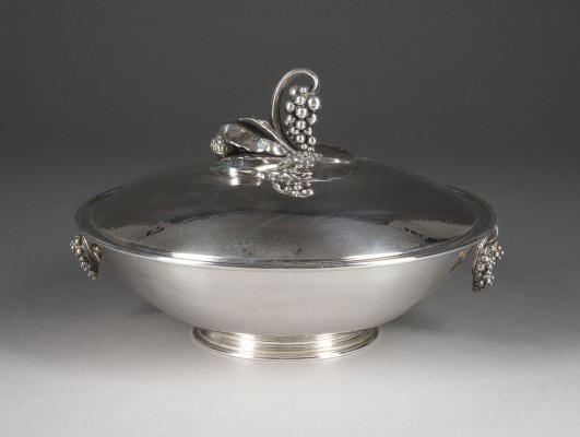 Auction 150<br>ART-DÉCO GEMÜSETERRINE MIT TRAUBEN VON GEORG JENSEN