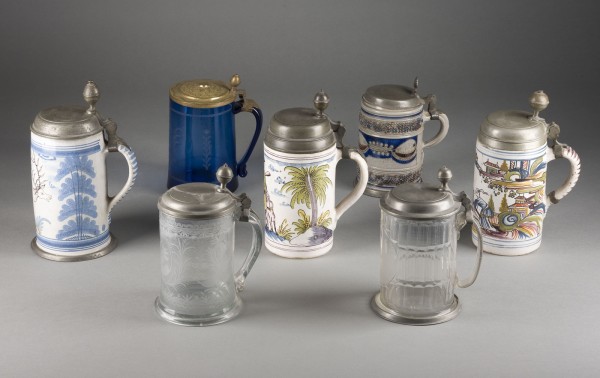 Picture SAMMLUNG VON DREI GLASHUMPEN UND VIER FAYENCE-KRÜGEN