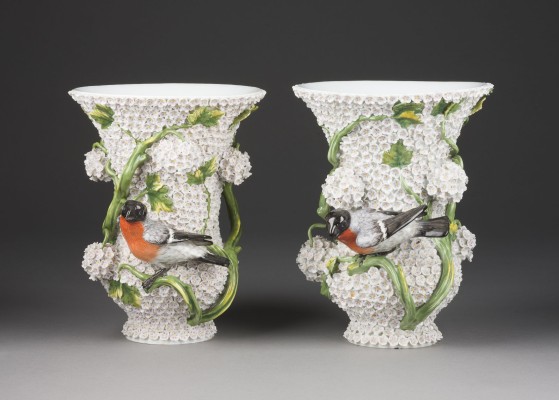 Auction 150<br>PAAR PRÄCHTIGE SCHNEEBALLVASEN MIT VÖGELN