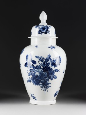Auction 150<br>MEISSENER DECKELVASE