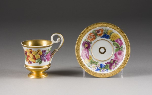 Auction 150<br>SAMMELTASSE MIT UNTERTASSE 'BLUMENMALEREI'