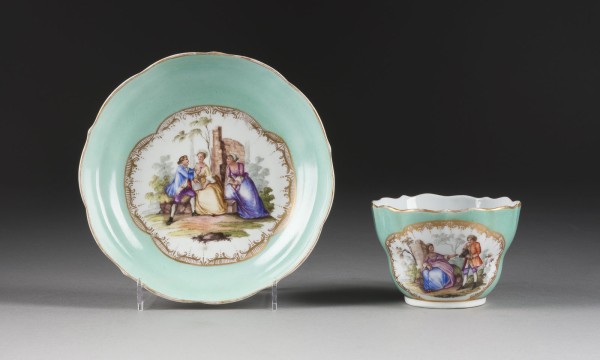 Auction 150<br>TASSE MIT UNTERTASSE MIT WATTEAU-MALEREI
