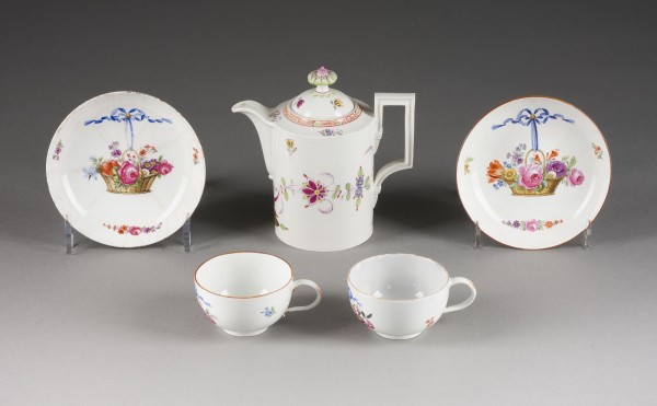 Auction 150<br>FÜNFTEILIGES TÊTE-À-TÊTE 'BLUMENKORB AN SCHLEIFE' UND 'KAKIEMON MALEREI'