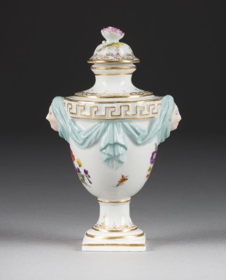 Auction 150<br>KLEINE DECKELVASE 'BLUMENMALEREI MIT INSEKTEN'
