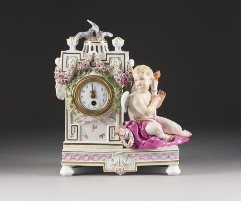 Auction 150<br>UHRGEHÄUSE MIT AMOR UND TAUBEN