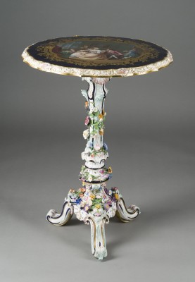 Auction 150<br>ZIERTISCH MIT BLÜTEN IM NEUROKOKOSTIL
