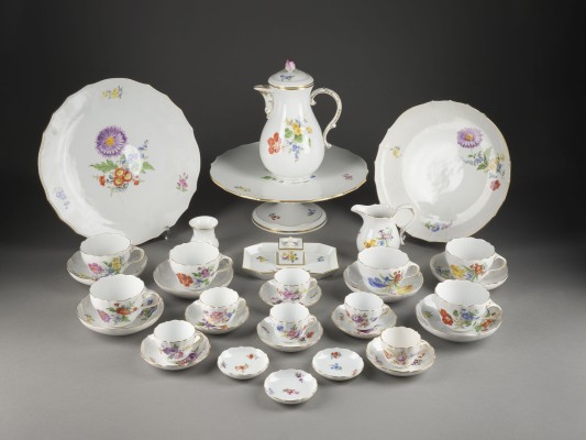Auktion 150<br>74-TEILIGES SPEISE- UND KAFFEESERVICE 'BLUMENMALEREI'