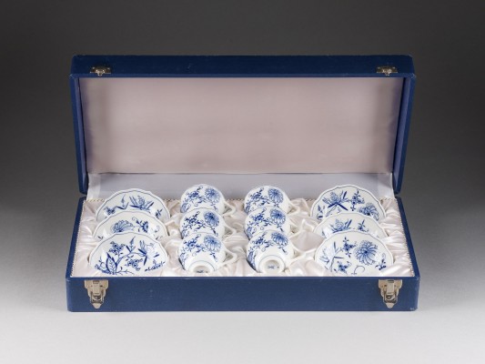 Auktion 150<br>12-TEILIGES MOKKASERVICE 'ZWIEBELMUSTER'