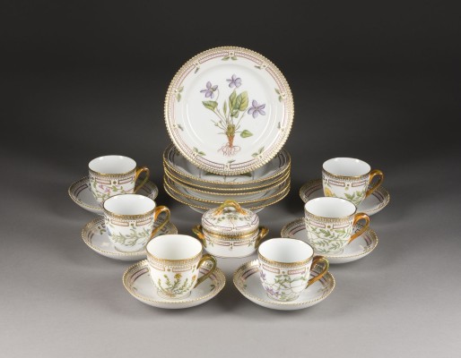 Auktion 150<br>SECHS KAFFEEGEDECKE UND ZUCKERDOSE 'FLORA DANICA'