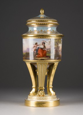 Auction 150<br>DECKELVASE MIT KLASSIZISTISCHEN SZENEN