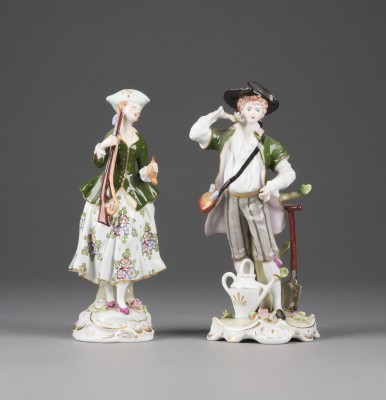 Picture JÄGERIN UND JUNGE MIT SCHAUFEL UND GIESSKANNE