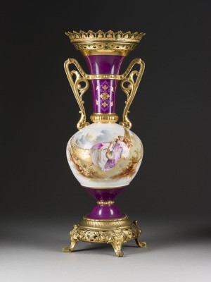 Auktion 150<br>VASE MIT BRONZE-MONTIERUNG