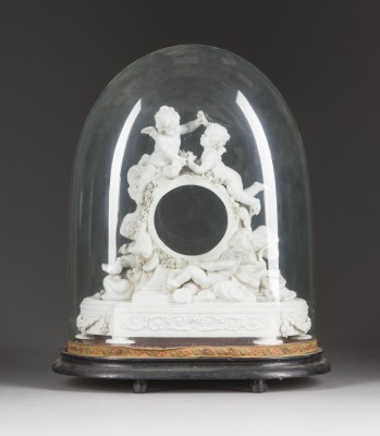 Auction 150<br>UHRENGEHÄUSE MIT PUTTEN