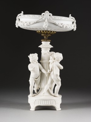 Auction 150<br>TAFELAUFSATZ MIT DREI PUTTI